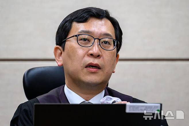 [서울=뉴시스] 사진공동취재단 = 12·3 비상계엄 선포 과정에 가담한 혐의로 기소된 박성재 전 법무부 장관에게 1심에서 특검 구형량을 웃도는 징역 25년을 선고한 이진관(51·사법연수원 32기) 서울중앙지법 부장판사에게 이목이 집중되고 있다. 사진은 이 부장판사가 지난해 9월 30일 서울 서초구 서울중앙지법에서 열린 한덕수 전 국무총리 내란 우두머리 방조 및 위증 등 혐의 사건 첫 재판을 심리하고 있는 모습. 2026.06.22. photo@newsis.com