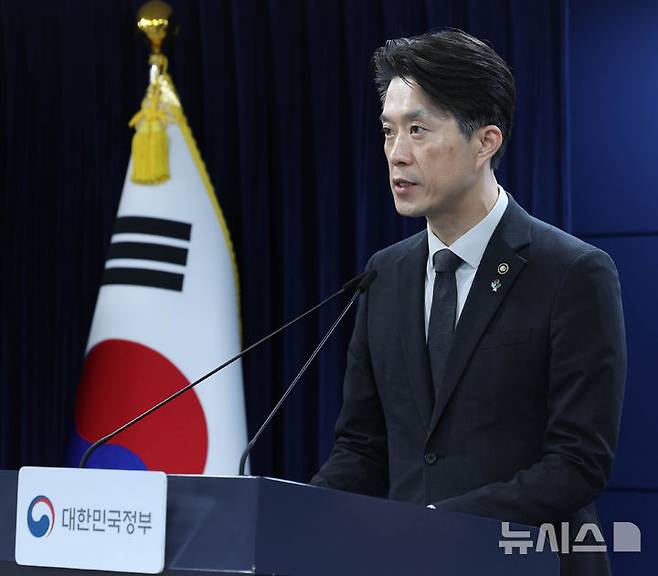 [서울=뉴시스] 조수정 기자 = 노용석 중소벤처기업부 1차관이 22일 오후 서울 종로구 정부서울청사에서 '모두의 창업' 합격자 5000명의 개인정보와 창업 아이디어가 유출된 사고와 관련, 진행 현황 및 향후 운영 방향을 발표하고 있다. 2026.06.22. chocrystal@newsis.com