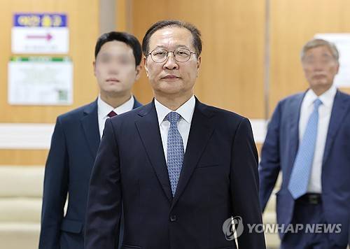 1심 선고 공판 출석하는 박성재 전 법무부 장관 (서울=연합뉴스) 김주형 기자 = 12·3 비상계엄에 가담하고 김건희 여사의 수사 청탁을 들어준 혐의로 기소된 박성재 전 법무부 장관이 22일 서울 서초구 서울중앙지법에서 열린 1심 선고 공판에 출석하고 있다. 2026.6.22 kjhpress@yna.co.kr