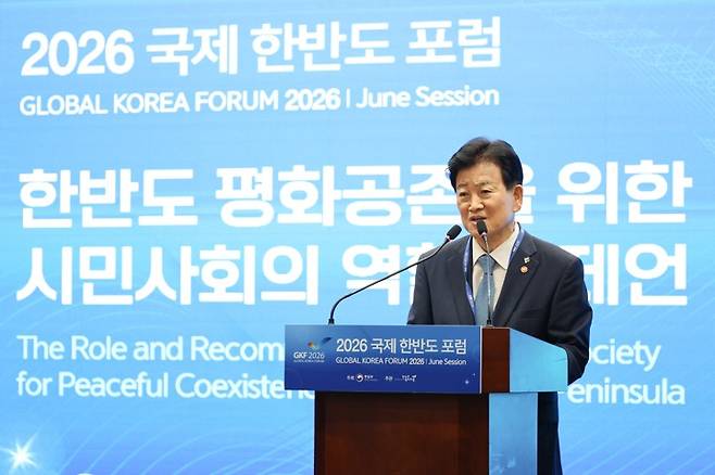개회사하는 정동영 통일부 장관 (서울=연합뉴스) 류효림 기자 = 정동영 통일부 장관이 22일 서울 중구 은행회관에서 '한반도 평화공존을 위한 시민사회의역할과 제언'을 주제로 열린 2026 국제 한반도 포럼에서 개회사를 하고 있다. 2026.6.22     ryousanta@yna.co.kr (끝) <저작권자(c) 연합뉴스, 무단 전재-재배포, AI 학습 및 활용 금지>