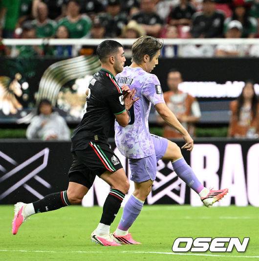 [OSEN=사포판(멕시코), 이대선 기자] 19일 멕시코 수비진 견제 당하는 이강인 /sunday@osen.co.kr
