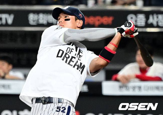 [OSEN=대전, 조은정 기자]제4회 한화이글스배 고교vs대학 홈런더비 결승전이 8일 대전한화생명볼파크에서 열렸다.고교 올스타는 18세 이하 청소년 대표팀을 맡고 있는 덕수고 정윤진 감독이 지휘한다. 대학 올스타는 23세 이하 대표팀 사령탑인 성균관대 이연수 감독이 이끈다. 양 팀 선수단은 프로 10개 구단 스카우트 팀장들의 협의를 통해 선발됐다.서울고 김지우가 홈런더비 결승전을 치르고 있다. 2026.06.08 /cej@osen.co.kr