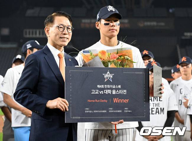 [OSEN=대전, 조은정 기자]제4회 한화이글스배 고교vs대학 홈런더비 결승전이 8일 대전한화생명볼파크에서 열렸다.고교 올스타는 18세 이하 청소년 대표팀을 맡고 있는 덕수고 정윤진 감독이 지휘한다. 대학 올스타는 23세 이하 대표팀 사령탑인 성균관대 이연수 감독이 이끈다. 양 팀 선수단은 프로 10개 구단 스카우트 팀장들의 협의를 통해 선발됐다.홈런더비 우승을 차지한 서울고 김지우(오른쪽)가 한화이글스 박종태 사장과 포즈를 취하고 있다. 2026.06.08 /cej@osen.co.kr