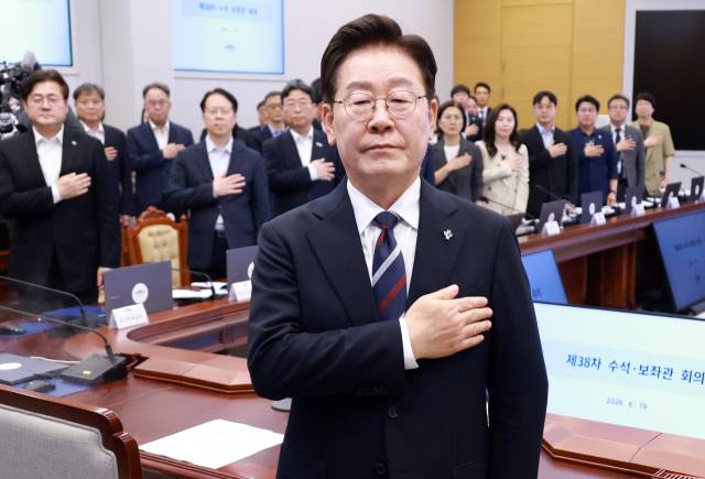 ▲이재명 대통령이 19일 청와대에서 열린 수석보좌관회의에서 국기에 경례하고 있다. ⓒ연합뉴스