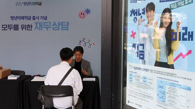 청년미래적금이 출시한 22일 서울 성동구 뚝섬역 인근에 마련된 청년미래적금 출시 기념 찾아가는 무료 재무 상담소에서 한 시민이 상담을 받고 있다. 뉴시스