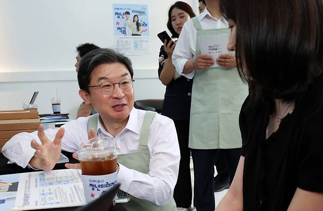 이억원 금융위원회 위원장이 22일 서울 성동구 뚝섬역 인근에 마련된 청년미래적금 출시 기념 찾아가는 무료 재무 상담소에서 상담 중인 시민과 대화하고 있다. 뉴시스