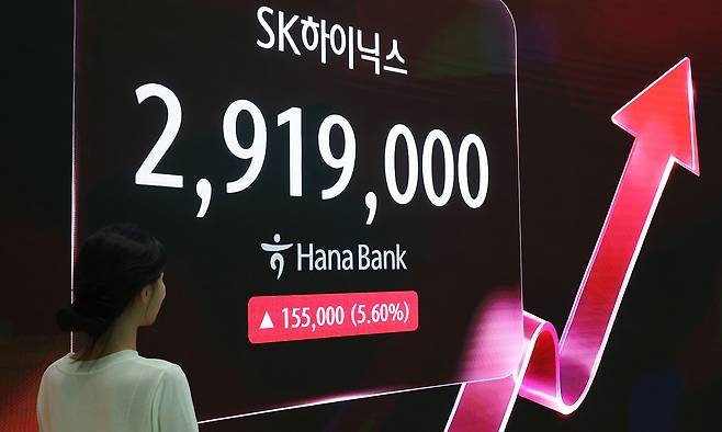 SK하이닉스가 장중 상승폭을 키우며 삼성전자(보통주 기준)를 제치고 코스피 시가총액 1위로 올라섰다. 이로써 삼성전자는 약 25년 7개월 만에 코스피 시총 1위 자리를 내줬다. 사진은 22일 서울 중구 하나은행 딜링룸. 연합뉴스