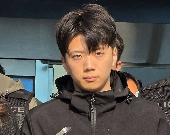 광주 도심에서 일면식 없는 여고생을 살해한 장윤기(23)가 지난 5월 14일 오전 광주 서부경찰서에서 검찰에 송치되는 모습. 사진=뉴스1