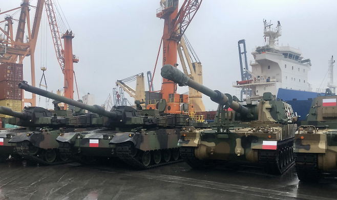 2022년 12월 폴란드에 처음 도착한 한국산 K2 흑표 전차와 K9A1 자주포. 빠른 납기와 가격 경쟁력을 앞세운 한국 방산은 유럽 시장에서 영향력을 확대하고 있다. 폴란드 국방부 제공