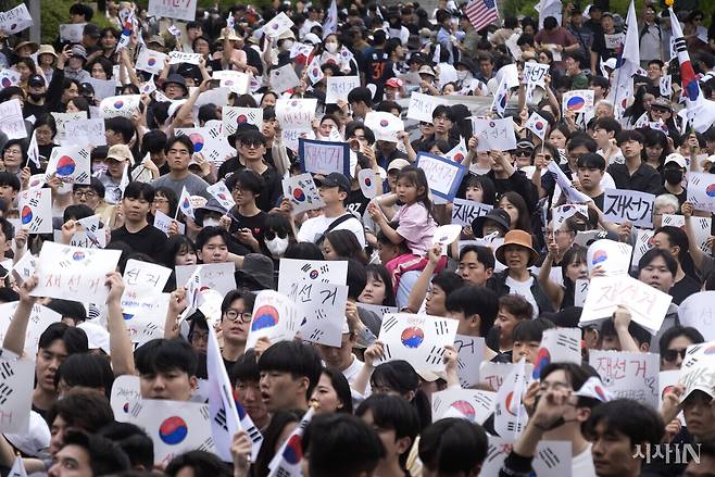 6월7일 서울 송파구 올림픽공원 핸드볼경기장 개표소 앞에 모인 시민들이 재선거를 요구하고 있다. ⓒ시사IN 이명익