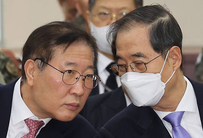 2025년 1월22일 국회에서 열린 '윤석열 정부의 비상계엄 선포를 통한 내란 혐의 진상규명 국정조사 특별위원회' 1차 청문회에 참석한 한덕수 당시 국무총리와 박성재 법무부장관이 대화하고 있다. ⓒ 연합뉴스