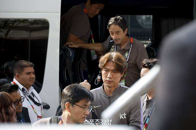 2026 FIFA 북중미 월드컵 조별리그 남아프리카공화국과의 경기를 앞둔 한국 남자 축구대표팀 홍명보 감독과 코치진이 22일(한국 시간) 결전지인 멕시코 몬테레이의 한 숙소로 도착하고 있다. 2026.06.22 몬테레이(멕시코) | 문재원 기자