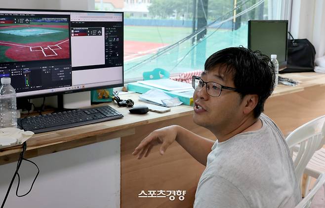 김준형 스포비 대표가 지난 주말 강원도 인제군 야구장에서 열린 ‘2026 하늘내린인제 1박2일 야구대회’에서 회사가 개발한 시스템을 소개하고 있다. 인제|김만석기자