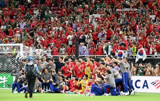 2026 북중미월드컵 A조 예선 대한민국-체코전이 12일(한국 시간) 멕시코 과달라하라 에스타디오 아크론에서 열렸다. 손흥민을 비롯한 선수들이 체코에 2-1로 극저인 역전 승리를 거두고 응원단에 인사한 후 기념촬영을 하고 있다. /사진=김진경 대기자.