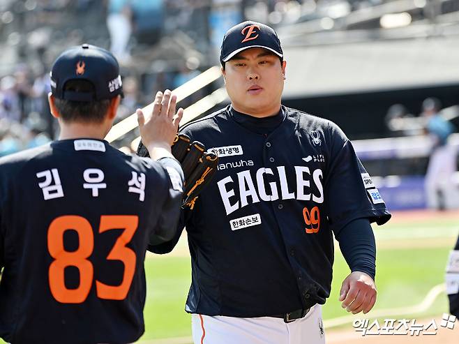 17일 오후 수원KT위즈파크에서 열린 '2026 신한 SOL Bank KBO리그' 한화 이글스와 KT 위즈의 경기, 5회말 수비를 마친 한화 류현진이 더그아웃으로 향하고 있다. 엑스포츠뉴스 DB