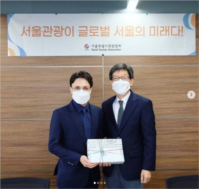 '2020 서울관광대상' 수상한 자히드 후세인 2020년 서울시 관광홍보에 기여한 공으로 서울관광대상의 영예를 안은 자히드 후세인(왼쪽) [본인 제공]