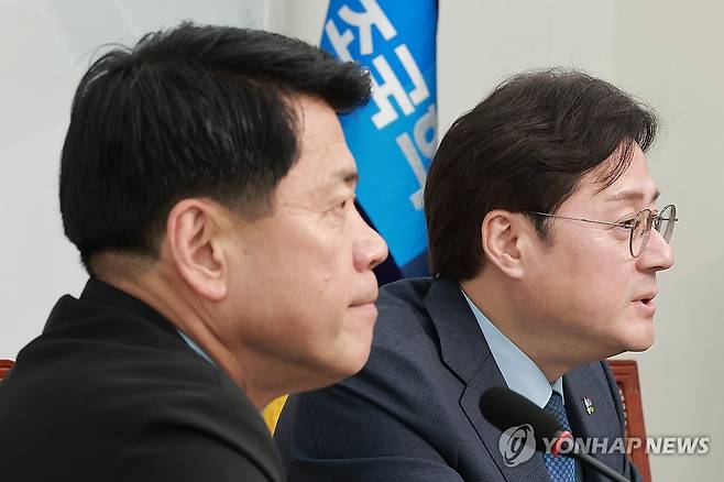 홍익표 정무수석 인사말 듣는 조국혁신당 김준형 원내대표 (서울=연합뉴스) 신현우 기자 = 조국혁신당 김준형 원내대표가 22일 원내대표 취임 축하 인사차 국회를 찾은 홍익표 정무수석과 만나 홍 수석의 인사말을 듣고 있다. 2026.6.22 nowwego@yna.co.kr