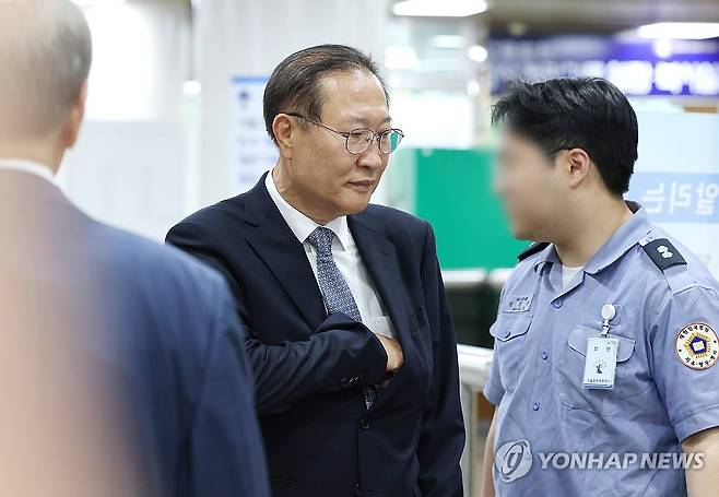 법정으로 향하는 박성재 전 법무부 장관 (서울=연합뉴스) 김주형 기자 = 12·3 비상계엄에 가담하고 김건희 여사의 수사 청탁을 들어준 혐의로 기소된 박성재 전 법무부 장관이 22일 서울 서초구 서울중앙지법에서 열린 1심 선고 공판에 출석하고 있다. 2026.6.22 kjhpress@yna.co.kr