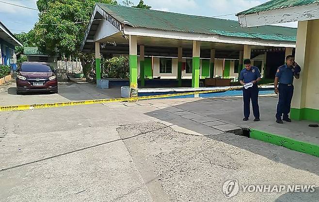 필리핀 고등학교서 총기 난사…학생 3명 사망·7명 부상 (타클로반[필리핀] AFP=연합뉴스) 22일(현지시간) 총기 난사 사건으로 학생 3명이 숨진 필리핀 중부 레이테주 타클로반시의 산호세 국립고등학교에서 경찰들이 사건 수사 중이다.