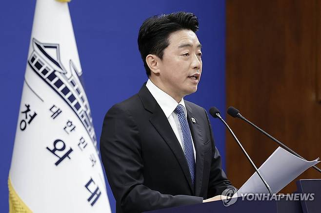 이재명 대통령, 국무총리 후보자에 한성숙 지명 (서울=연합뉴스) 한상균 기자 = 강훈식 대통령비서실장이 7일 청와대 기자회견장에서 이재명 대통령이 신임 국무총리 후보자로 한성숙 중소벤처기업부 장관을 지명했다고 발표하고 있다. 2026.6.7 [청와대통신사진기자단] xyz@yna.co.kr