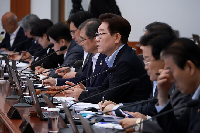 이재명 대통령이 23일 청와대에서 열린 국무회의 겸 비상경제점검회의에서 발언하고 있다. 연합뉴스