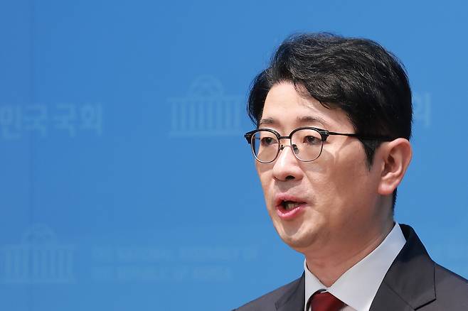 국회 '제9회 전국동시지방선거 투표용지 부족 사태 등 국민 참정권 침해 진상규명 및 선거관리 개혁을 위한 국정조사 특별위원회' 소속 국민의힘 주진우 의원이 19일 국회 소통관에서 선거관리위원회의 5년 간 계약 가운데 82.1%가 수의계약이었음을 밝히고 있다. 연합뉴스