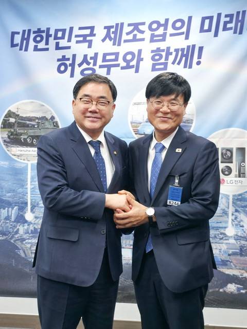 변광용 거제시장이 지난 21∼22일 국무총리실과 국회의원회관에서 지역 현안사업 지원을 요청했다. 왼쪽은 허성무 국회의원. / 거제시