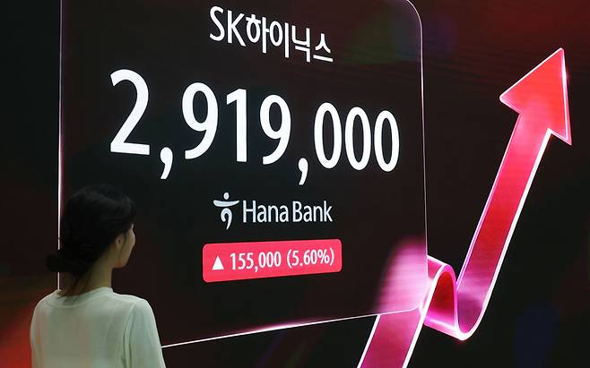 ▲SK하이닉스가 삼성전자(보통주 기준)를 제치고 코스피 시가총액 1위로 올라섰다.