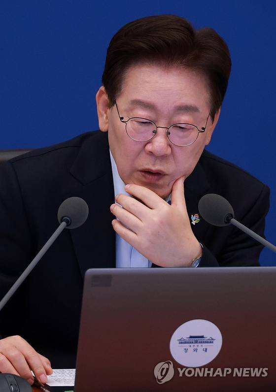 이재명 대통령이 23일 청와대에서 열린 국무회의 겸 비상경제점검회의에서 자료를 살펴보며 참석자 발언을 듣고 있다. 〈사진=연합뉴스〉