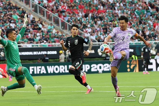 대한민국 축구국가대표팀 손흥민이 18일(현지시간) 멕시코 과달라하라 스타디움에서 열린 2026 북중미 월드컵 A조 조별리그 2차전 대한민국과 멕시코의 경기에서 슈팅을 하고 있다. 2026.6.19 ⓒ 뉴스1 박지혜 기자