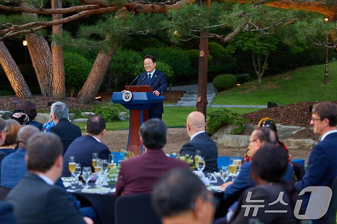 이재명 대통령이 23일 청와대 녹지원에서 열린 주한외교단 만찬에서 발언하고 있다. (청와대 제공. 재판매 및 DB 금지) 2026.6.23 ⓒ 뉴스1 허경 기자