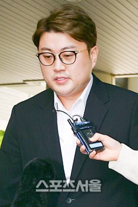 음주운전 뺑소니 혐의를 받는 가수 김호중이 24일 서울 서초구 서울중앙지방법원에서 열린 구속 전 피의자 심문(영장실질심사)에 출석하고 있다. 2024. 5. 24. 박진업 기자 upandup@sportsseoul.com