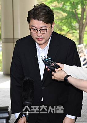 음주운전 뺑소니 혐의를 받는 가수 김호중이 24일 서울 서초구 서울중앙지방법원에서 열린 구속 전 피의자 심문(영장실질심사)에 출석하면서 고개를 숙이고 있다. 2024. 5. 24. 박진업 기자 upandup@sportsseoul.com