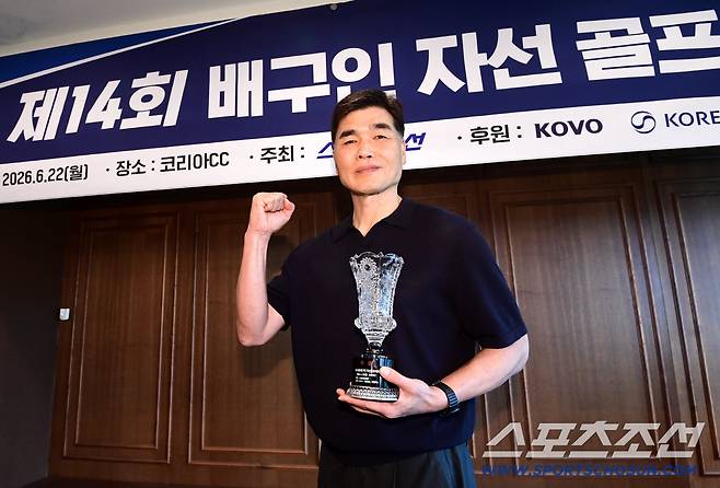 22일 경기도 용인시 코리아CC에서 '제14회 배구인 자선 골프대회'가 열렸다. 대회를 마치고 신페리오 1위를 차지한 삼성화재 임도헌 단장이 포즈를 취하고 있다. 용인=송정헌 기자songs@sportschosun.com/2026.06.22/