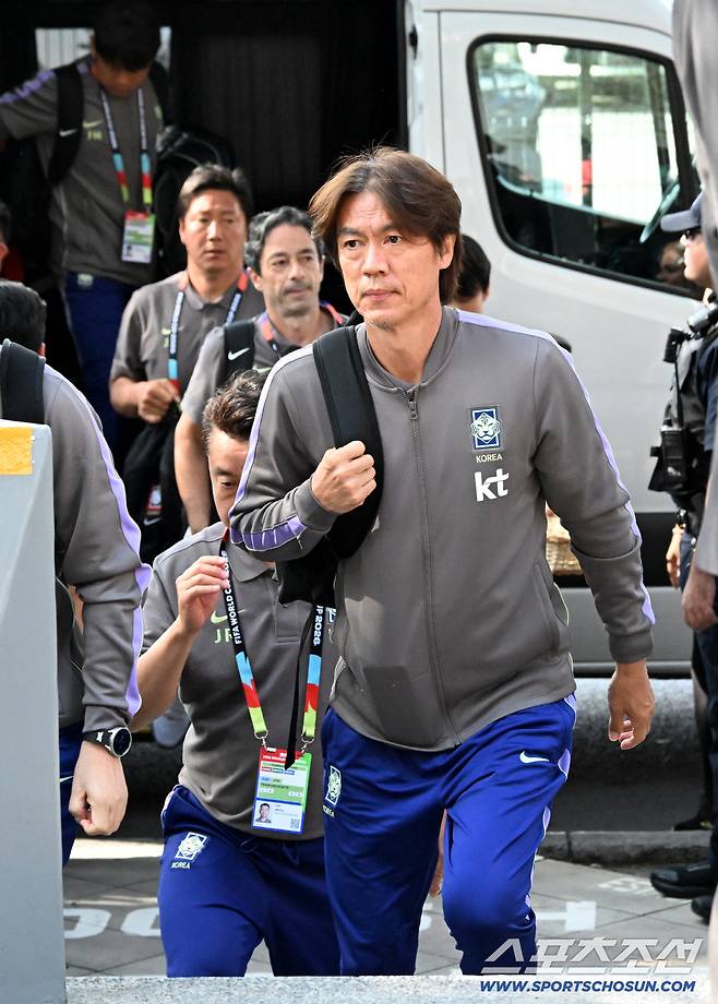 22일(한국시각) 대한민국 월드컵대표팀이 2026 북중미 월드컵 남아공과의 경기를 위해 멕시코 몬테레이에 입성했다. 대표팀 숙소로 들어서는 홍명보 감독의 모습. 몬테레이(멕시코)=허상욱 기자wook@sportschosun.com/2026.06.22/