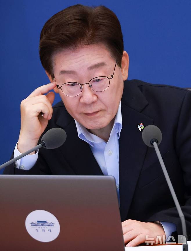 국무회의 겸 비상경제점검회의 자료 살펴보는 이재명 대통령