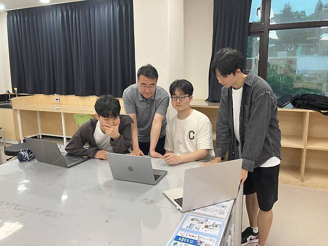 (왼쪽부터) 배이진 학생, 권용준 교사, 안건우 학생, 장근영 학생. 뉴시스