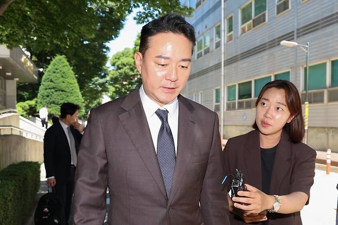 홍정도 중앙그룹 부회장이 23일 서울 서초구 서울회생법원에서 열린 중앙그룹 계열사 기업 회생신청 대표자 심문을 마친 뒤 법원을 나서고 있다. 사진=뉴시스