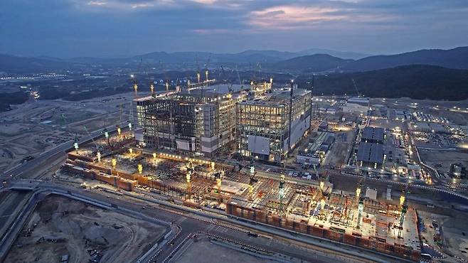 세계적인 차세대 반도체 생산기지가 될 삼성전자 경기 평택캠퍼스와 SK하이닉스 용인 반도체 클러스터 건설현장이 어둠 속에서도 환하게 빛나고 있다. 평택과 용인의 '불빛'은 한국의 미래 성장엔진이자 안보를 지키는 '코리안 실리콘 방패'로 거듭날 전망이다. 삼성전자는 평택 P5 공장을 비롯해 오는 2028년까지 국내에 450조원을 투자한다. SK하이닉스는 용인에 최대 600조원을 투입한다. 이들 글로벌 K반도체 회사의 천문학적인 국내 투자로 한국 경제의 위상은 한층 높아질 전망이다. 삼성전자 평택캠퍼스 P5 팹 건설현장(위쪽 사진)과 SK하이닉스 용인 클러스터 1기 팹 건설현장 사진=박범준 서동일 기자