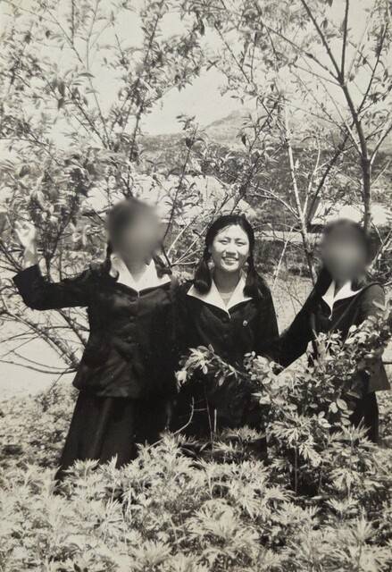 원풍모방 해고자 김두숙(68·가운데)씨가 경기도 포천 재건중학교에 다니던 시절의 모습. 비인가 학교여서 나중에 검정고시로 학력을 취득했다.(왼쪽 사진) 김씨는 2026년 현재 요양보호사로 일하고 있다. 김두숙 제공
