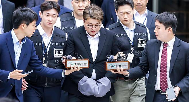 가수 김호중(가운데)이 2024년 5월 24일 서울 서초구 서울중앙지법에서 열린 구속 전 피의자심문(영장실질심사)을 마친 뒤 법원 청사를 나서고 있다. 뉴시스