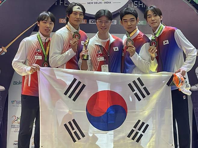 남자 사브르 대표팀의 박상원(왼쪽부터), 오상욱, 원우영 코치, 황희근, 도경동. 사진=대한펜싱협회