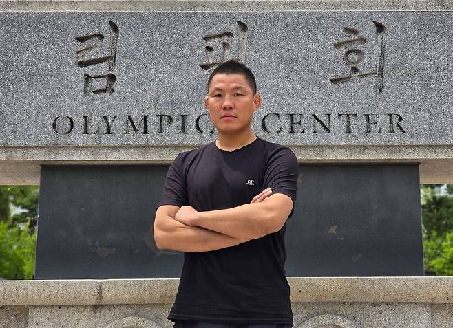 김재범 대한체육회 경기력향상위원장(전 유도 국가대표, 한국마사회 유도팀 감독)이 서울 잠실올림픽공원 무단점거 시위 18일째인 22일, 올림픽공원 올림픽회관 앞에서 사진 촬영을 하고 있다. 손성배 기자