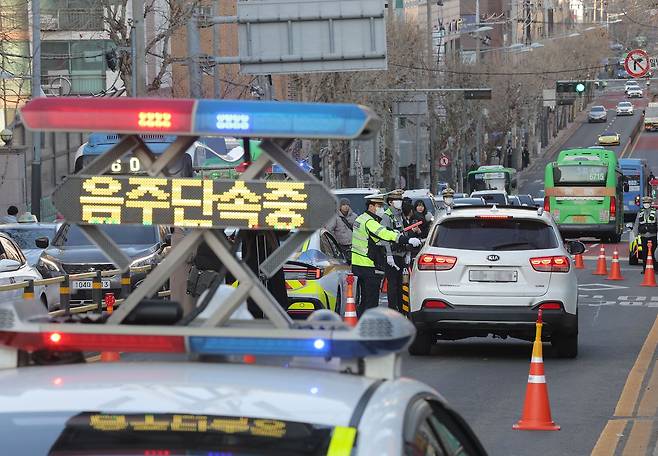 지난 3월 4일 서울 양천구 양강초등학교 스쿨존 일대에서 양천경찰서 소속 교통 경찰이 등굣길 음주운전 단속을 하고 있다.연합뉴스