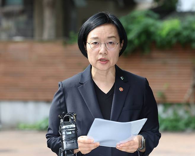 국무총리 후보자로 지명된 한성숙 중소벤처기업부 장관이 22일 '모두의 창업' 합격자 5000명의 개인정보와 창업 아이디어가 유출된 사고 관련 입장 발표를 하고 있다. 뉴시스