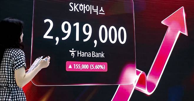 < 이젠 ‘하닉전자’라 불러다오 > SK하이닉스가 사상 처음으로 삼성전자를 제치고 유가증권시장 시가총액 1위에 올랐다. SK하이닉스는 22일 5.61% 상승한 291만9000원에 거래를 마쳤다. ﻿서울 을지로 하나은행 본점 딜링룸 전광판에 SK하이닉스 주가가 표시돼 있다.   임형택 기자