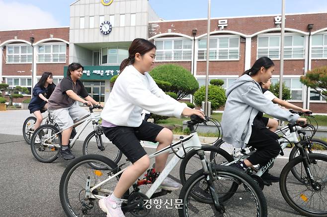 아이들이 단체 촬영을 위해 자전거를 타고 있다.