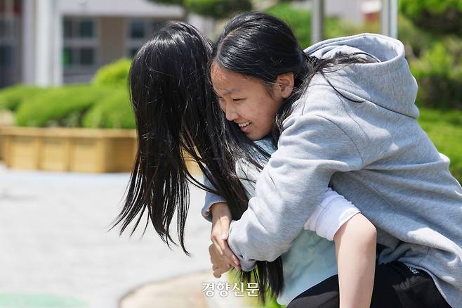 짝꿍 사진을 찍으며 효은이가 시우 등에 업혀 있다.