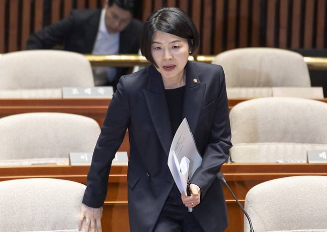 한지아 국민의힘 의원이 지난 5월 국회에서 열린 의원총회에 참석해 자리에 앉고 있다. 연합뉴스
