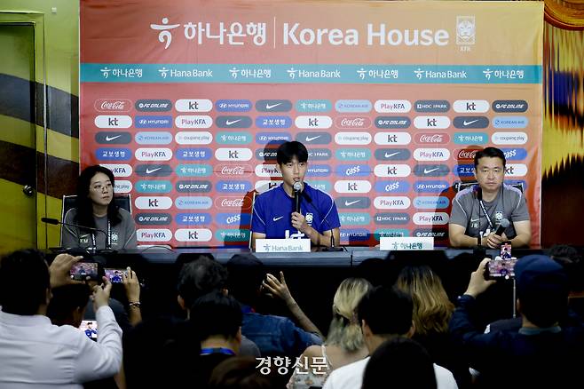 한국 남자 축구 국가대표팀 이한범이 23일(한국 시간) 멕시코 몬테레이 에스타디오 우니베르시타리오 경기장에서 비공개 훈련을 앞두고 기자회견을 하고 있다. 2026.06.23 몬테레이(멕시코)|문재원 기자